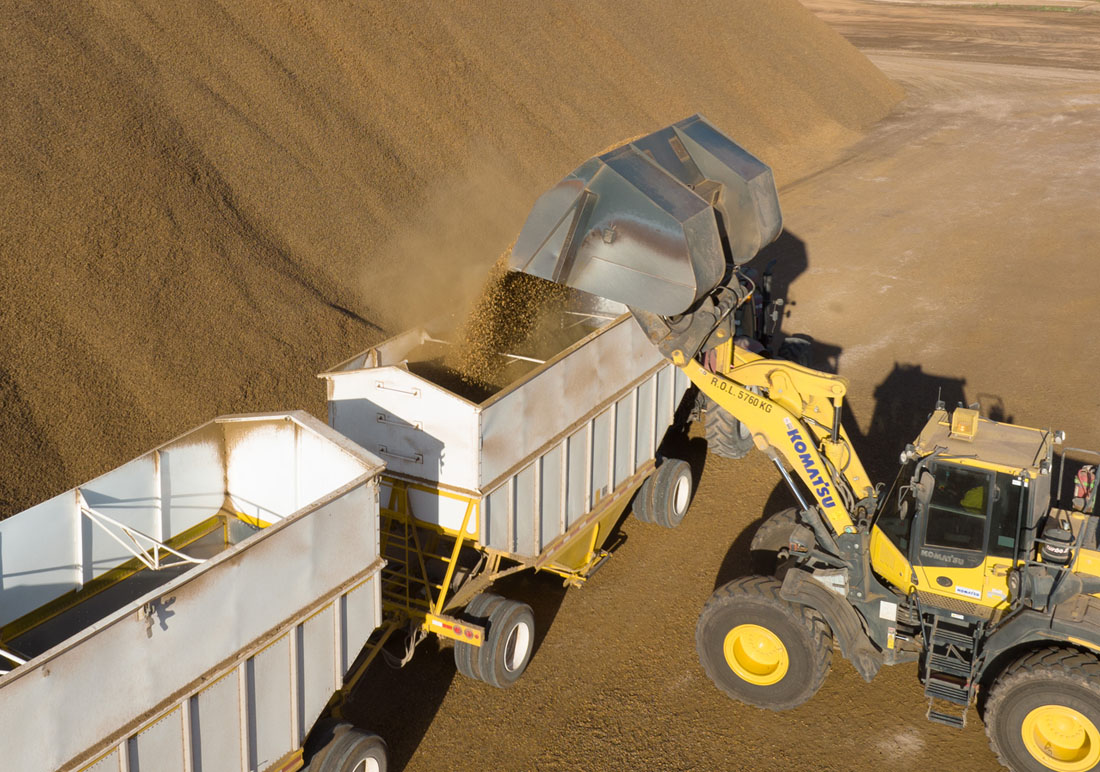 Select Harvests Hull Tractor 1100×772